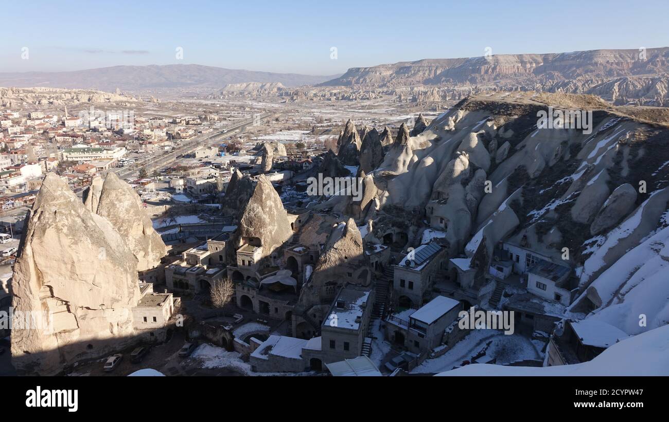 Verschneite Kappadokien Feenkamine Felsformationen im Winter in der Nähe von Göreme, Türkei. Stockfoto