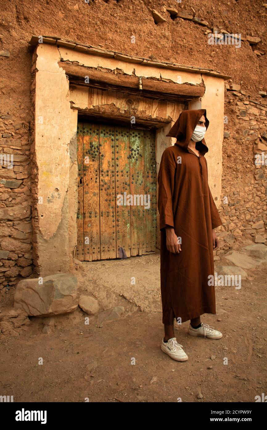 Berber Marokkaner Mann trägt Schutzmaske und Djellaba. Stockfoto