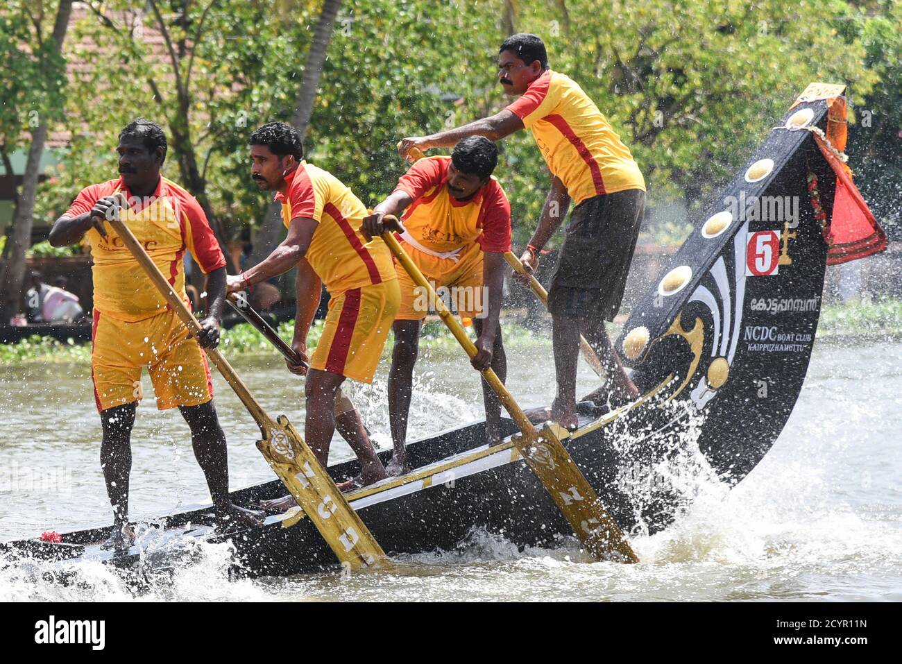 CHAMPAKULAM, INDIEN - JULI 01: Bootsrennen Sport, Männer in Uniform nehmen an der Champakulam vallam kali (Schlangenboot Rennen) Alappuzha Kerala Stockfoto