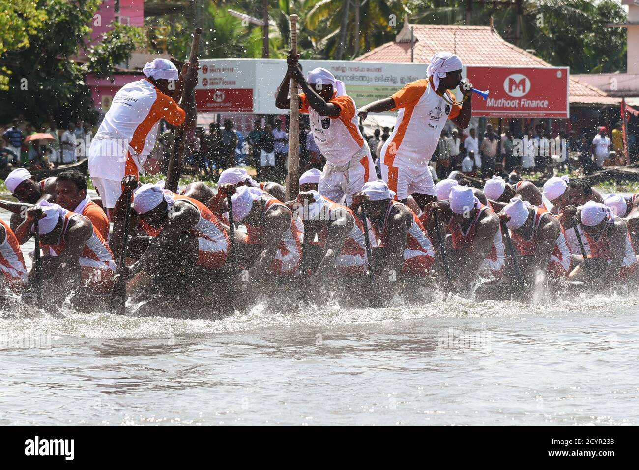 CHAMPAKULAM, INDIEN - JULI 01: Bootsrennen Sport, Männer in Uniform nehmen an der Champakulam vallam kali (Schlangenboot Rennen) Alappuzha Kerala Stockfoto