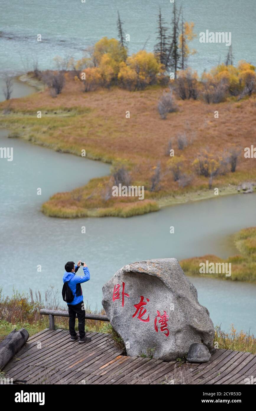 Urumqi, Chinas Autonome Region Xinjiang Uygur. September 2020. Ein Tourist macht Fotos in der Kanas Scenic Area in der Altay Präfektur, nordwestlich Chinas Xinjiang Uygur Autonome Region, 18. September 2020. Die Erholung des Tourismus in Xinjiang wurde verstärkt, da die Prävention und Bekämpfung von Epidemien zu einer neuen Normalität wird. Kredit: Ding Lei/Xinhua/Alamy Live Nachrichten Stockfoto