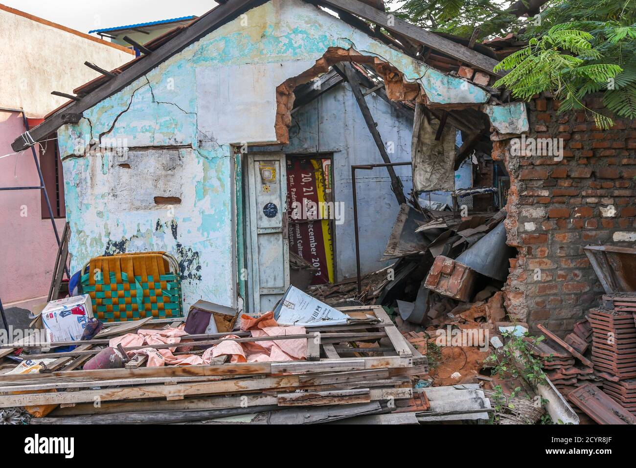 TAMILNADU, INDIEN verlassene oder zerstörte Müll und zerbrochene Häuser im Slum-Gebiet in Coimbatore. Stockfoto