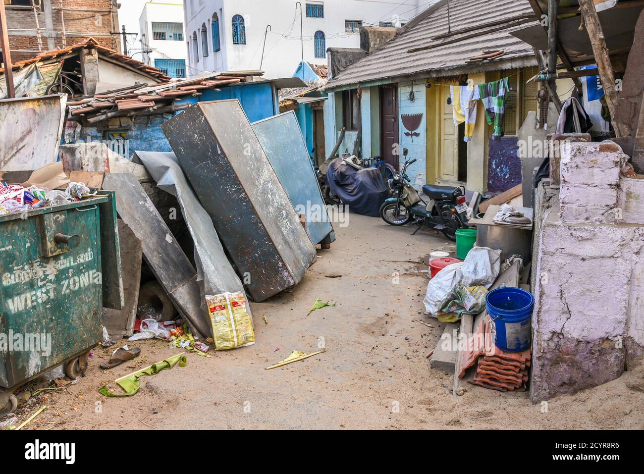 TAMILNADU, INDIEN verlassene oder zerstörte Müll und zerbrochene Häuser im Slum-Gebiet in Coimbatore. Stockfoto