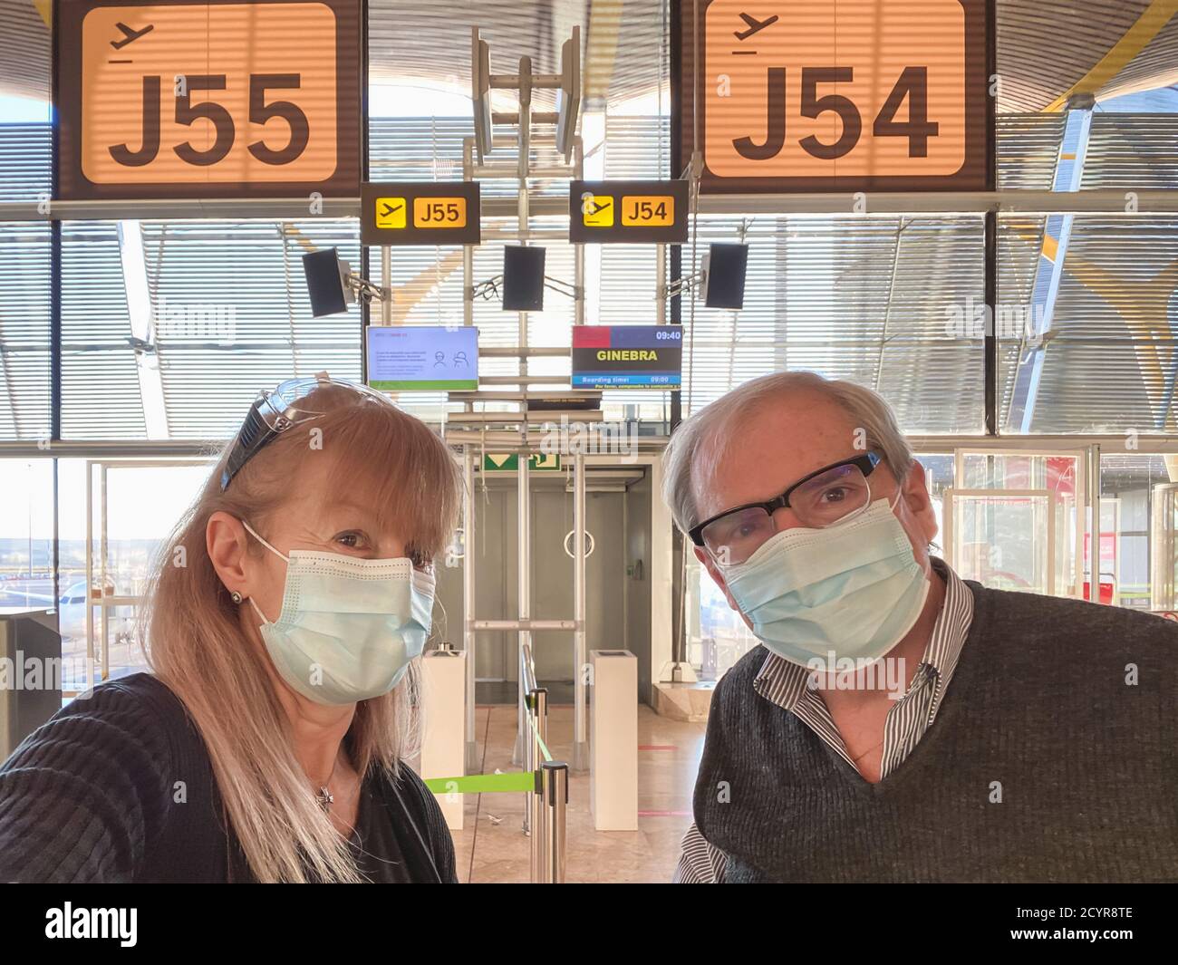 Reifes Paar nimmt ein Selfie vor dem Tor für den Flug. Stockfoto