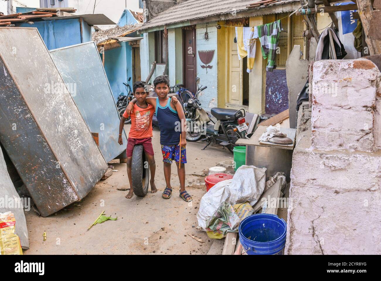 TAMILNADU, INDIEN - 09. FEBRUAR 2016: Arme indische Kinder oder Jungen, die mit Autoreifen in einem ländlichen indischen Slum in Coimbatore spielen. Stockfoto