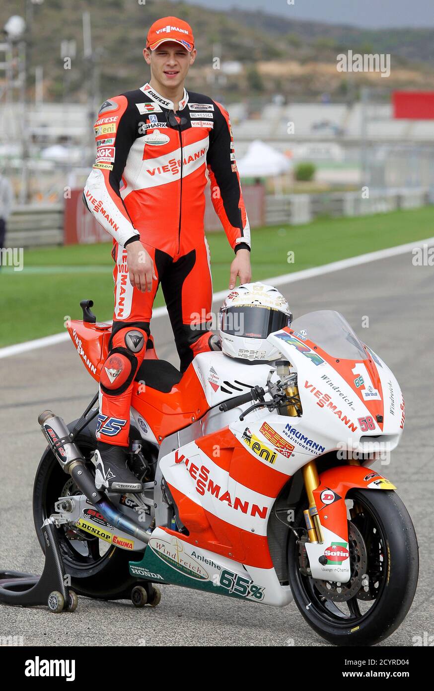 Kalex Moto2 Weltmeister Stefan Bradl aus Deutschland posiert mit seinem  Motorrad beim Valencia Grand Prix auf der Ricardo Tormo Rennstrecke in  Cheste 6. November 2011. REUTERS/Heino Kalis (SPANIEN - Tags: SPORT  MOTORSPORT