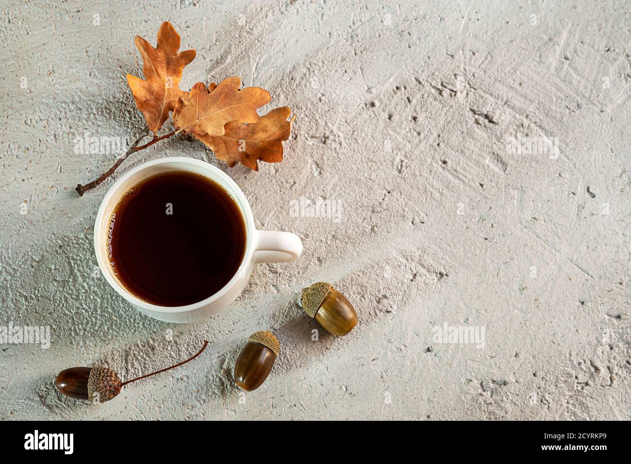 Tasse Eichelkaffee auf grauem Hintergrund. Ersetzen Sie den traditionellen Kaffee, ein gesundes hausgemachtes, umweltfreundliches Heißgetränk mit Kaffeegeschmack. Gesundheit und Stockfoto