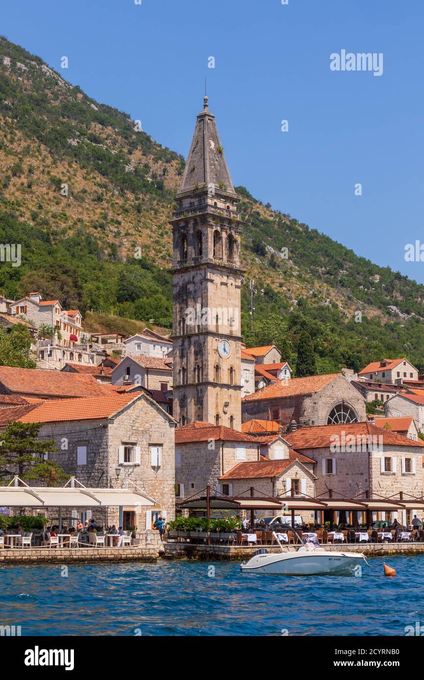 Der venezianische Glockenturm der St. Nikolaus Kirche im Zentrum von Perast, Montenegro Stockfoto