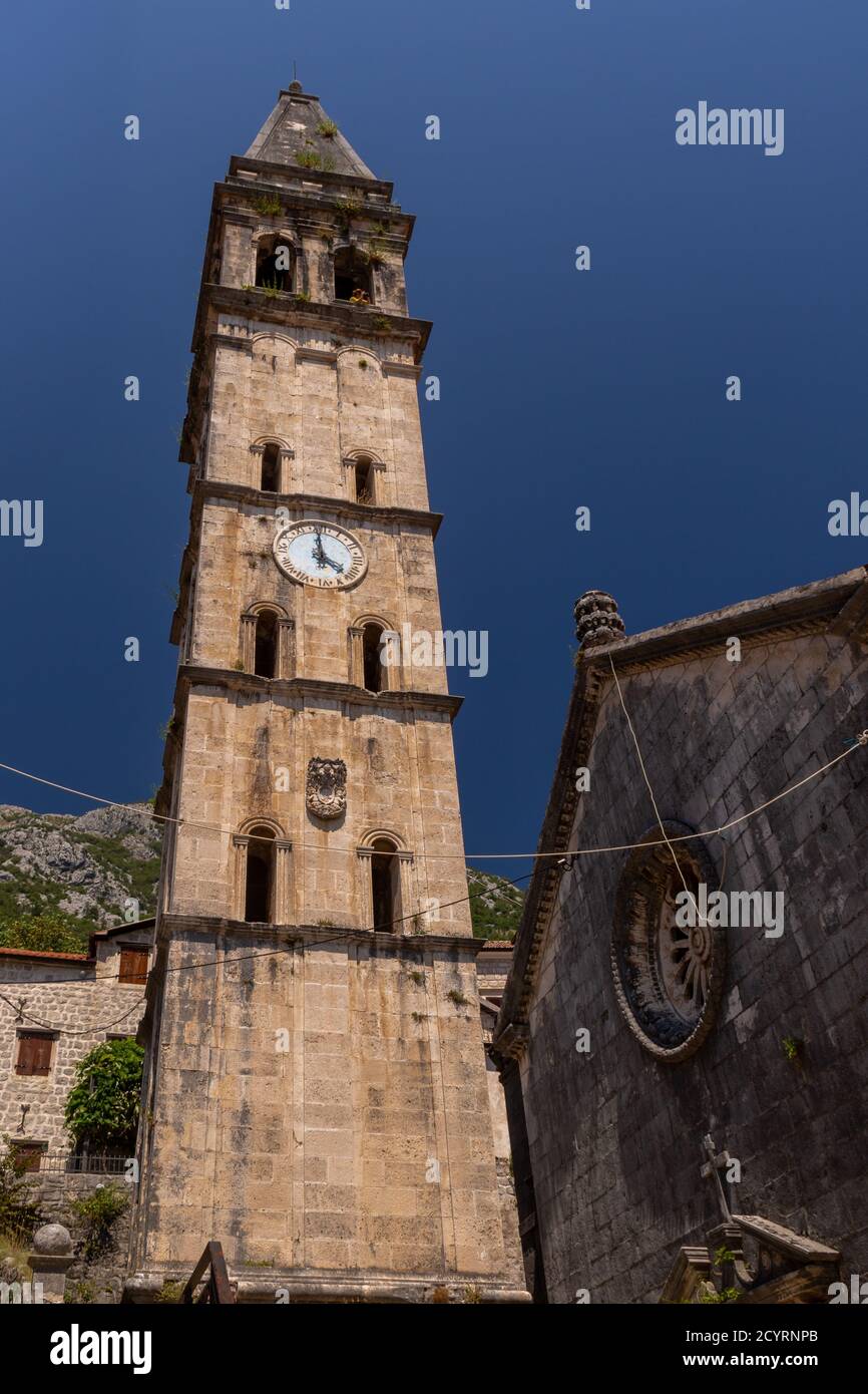 Der glockenturm im venezianischen Design der St. Nikolaus Kirche in Perast, Montenegro Stockfoto