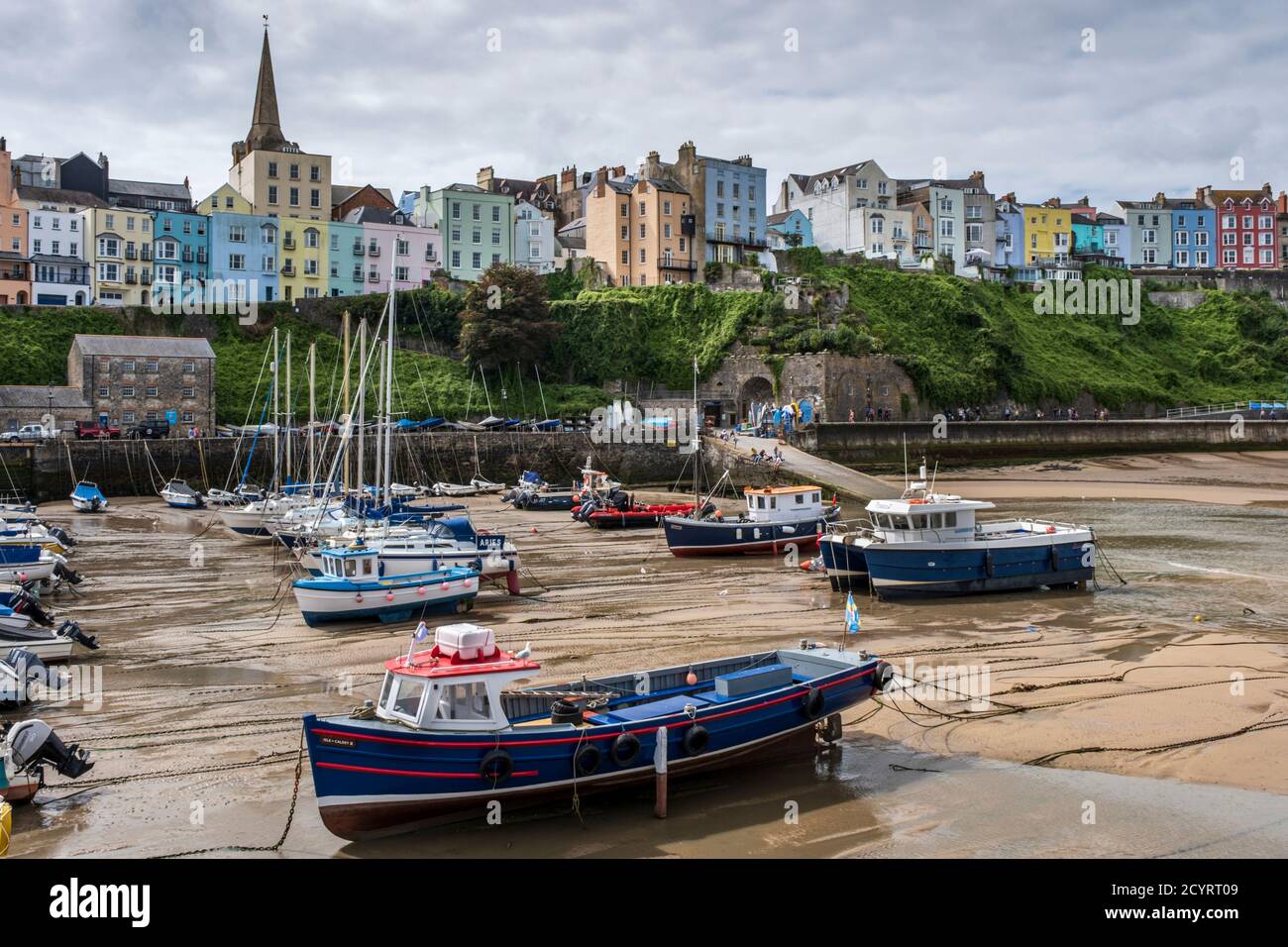 Bunte Häuser überblicken den Hafen und North Beach bei Ebbe, Tenby, Pembrokeshire Coast National Park, Pembrokeshire, Wales Stockfoto