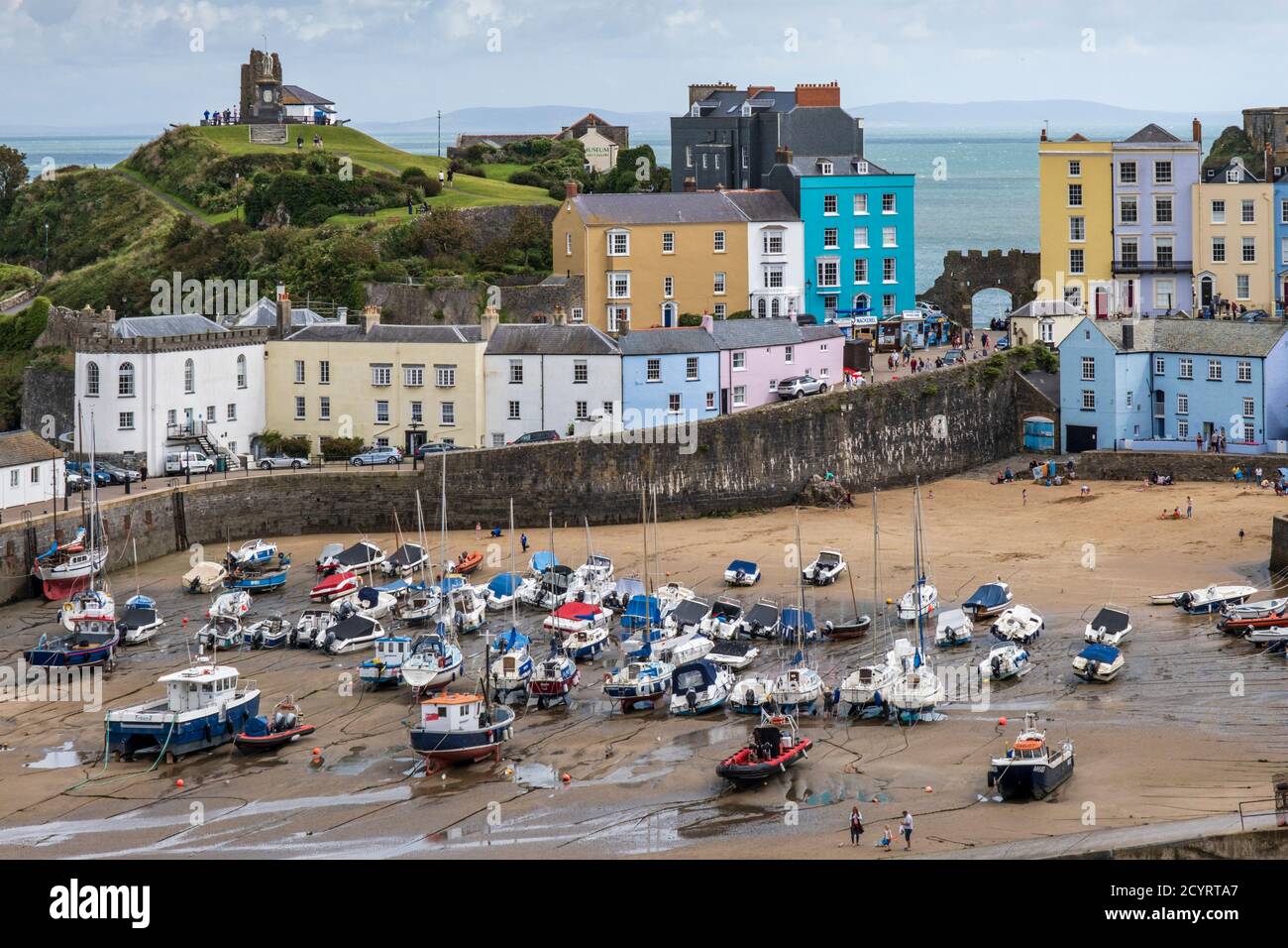 Farbenfrohe Häuser blicken bei Ebbe auf den Hafen in Tenby, Pembrokeshire Coast National Park, Pembrokeshire, Wales Stockfoto