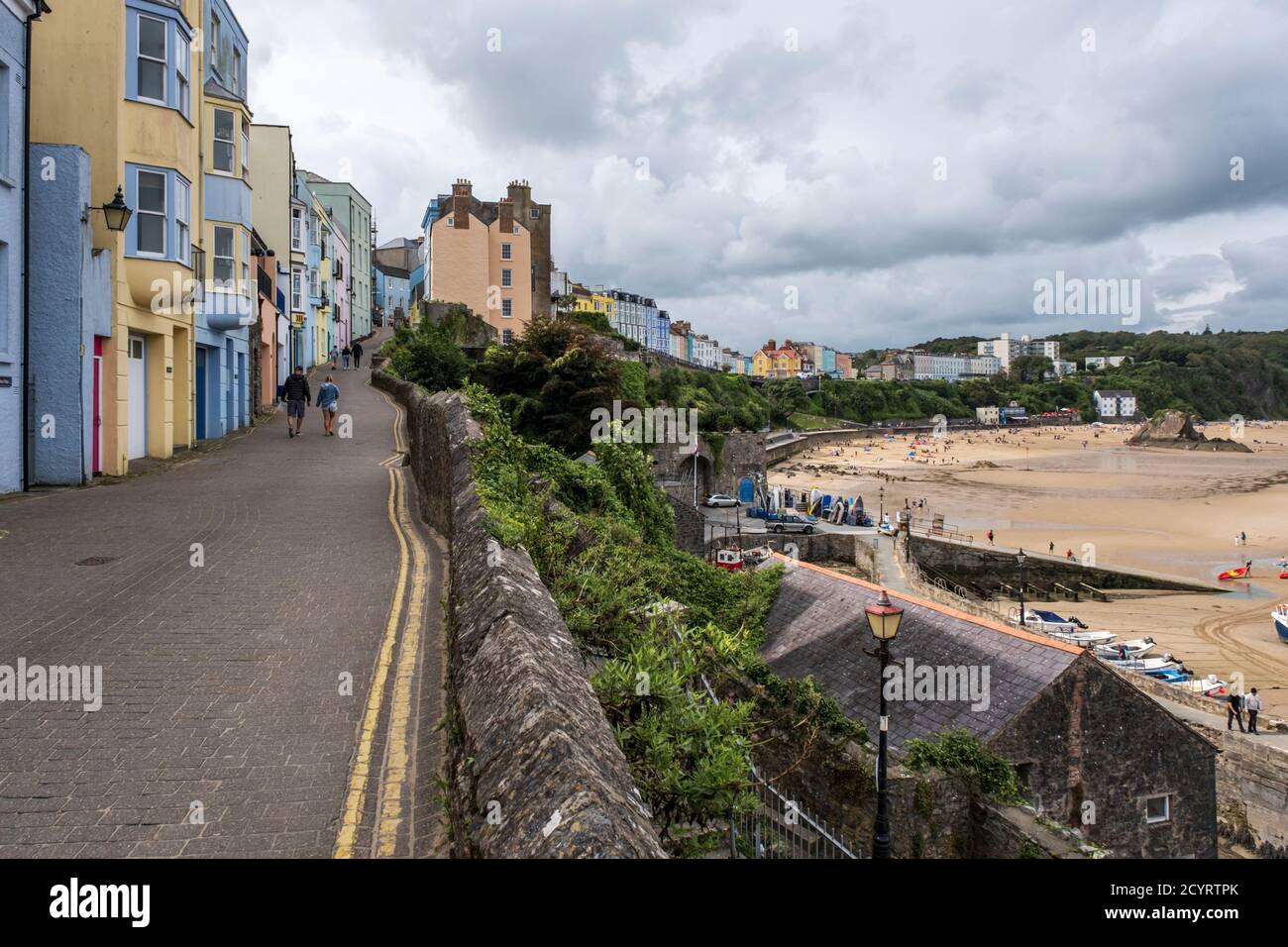 Farbenfroh bemalte Häuser blicken auf den Hafen und North Beach in Tenby, Pembrokeshire Coast National Park, Pembrokeshire, Wales Stockfoto