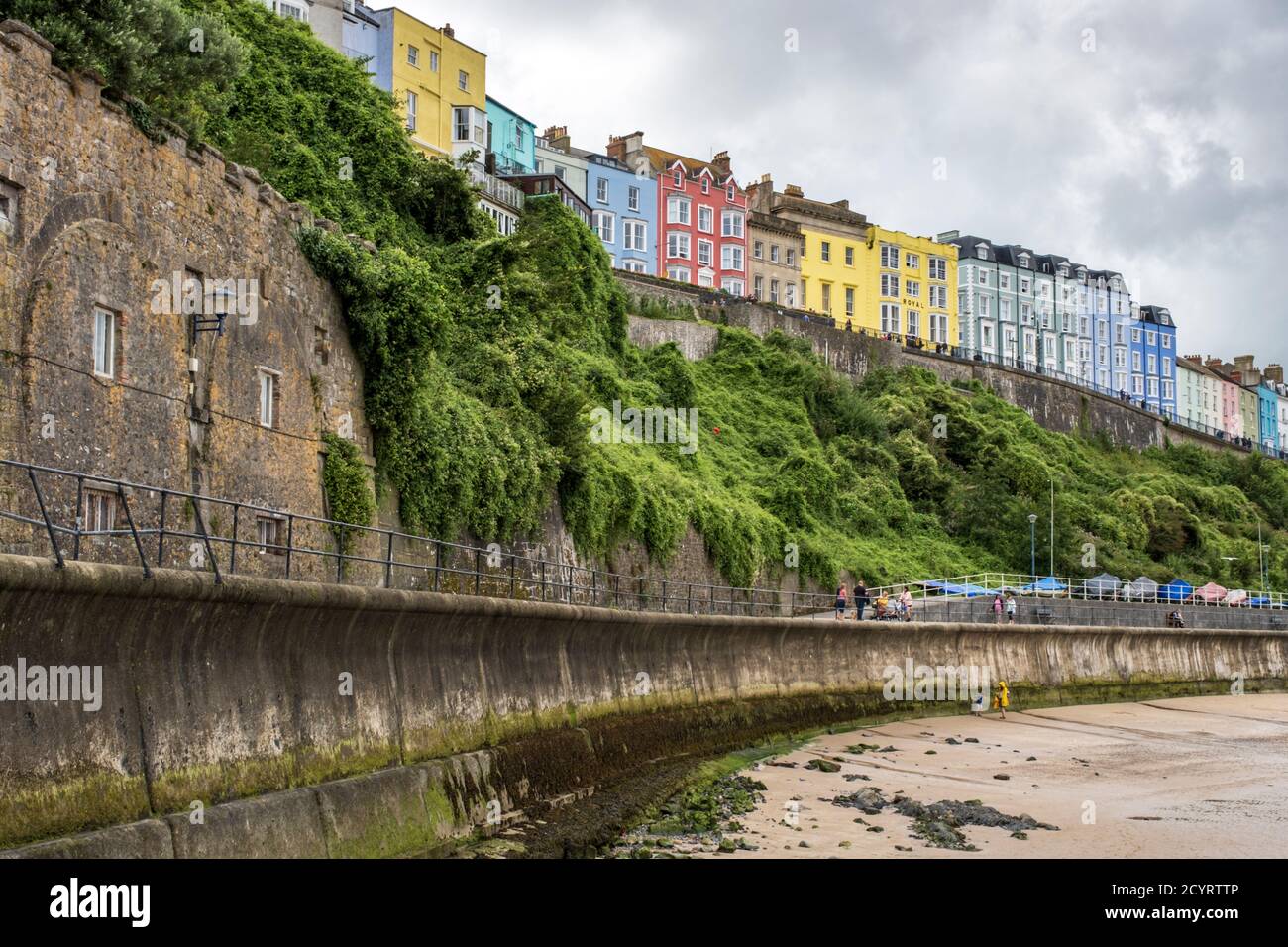 Farbenfroh bemalte Regency Häuser blicken auf den North Beach in Tenby, Pembrokeshire Coast National Park, Pembrokeshire, Wales Stockfoto