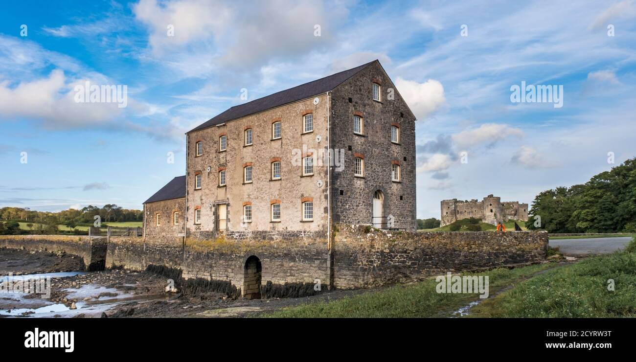 Die Carew Tidal Mill in Pembrokeshire ist die einzige restaurierte Tidal Mill in Wales und eine von nur fünf in Großbritannien. Stockfoto