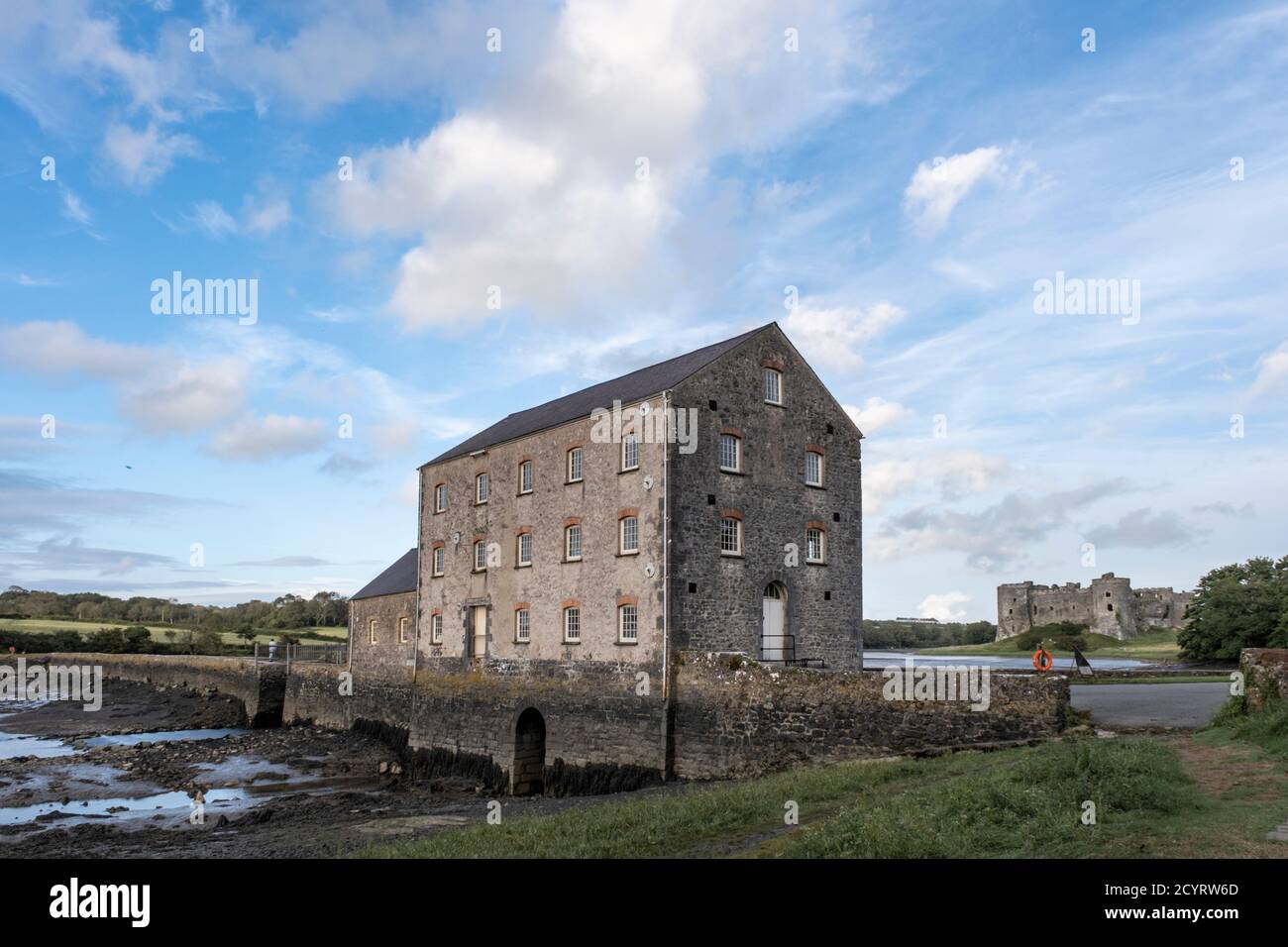 Die Carew Tidal Mill in Pembrokeshire ist die einzige restaurierte Tidal Mill in Wales und eine von nur fünf in Großbritannien. Stockfoto