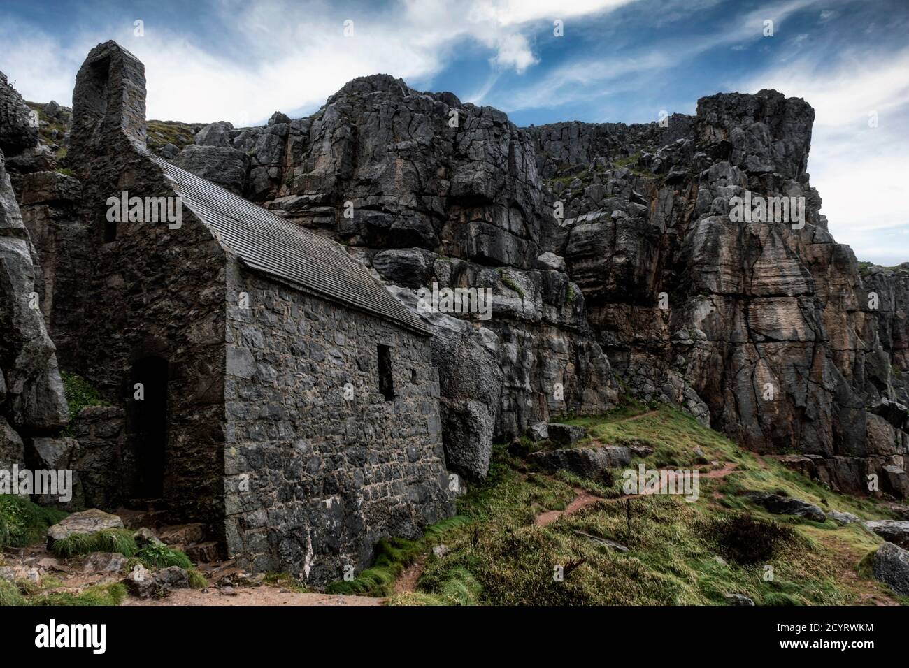 St. Govan's Chapel in der Nähe von Bosherston, Pembrokeshire Coast National Park, Pembrokeshire, Wales. Stockfoto