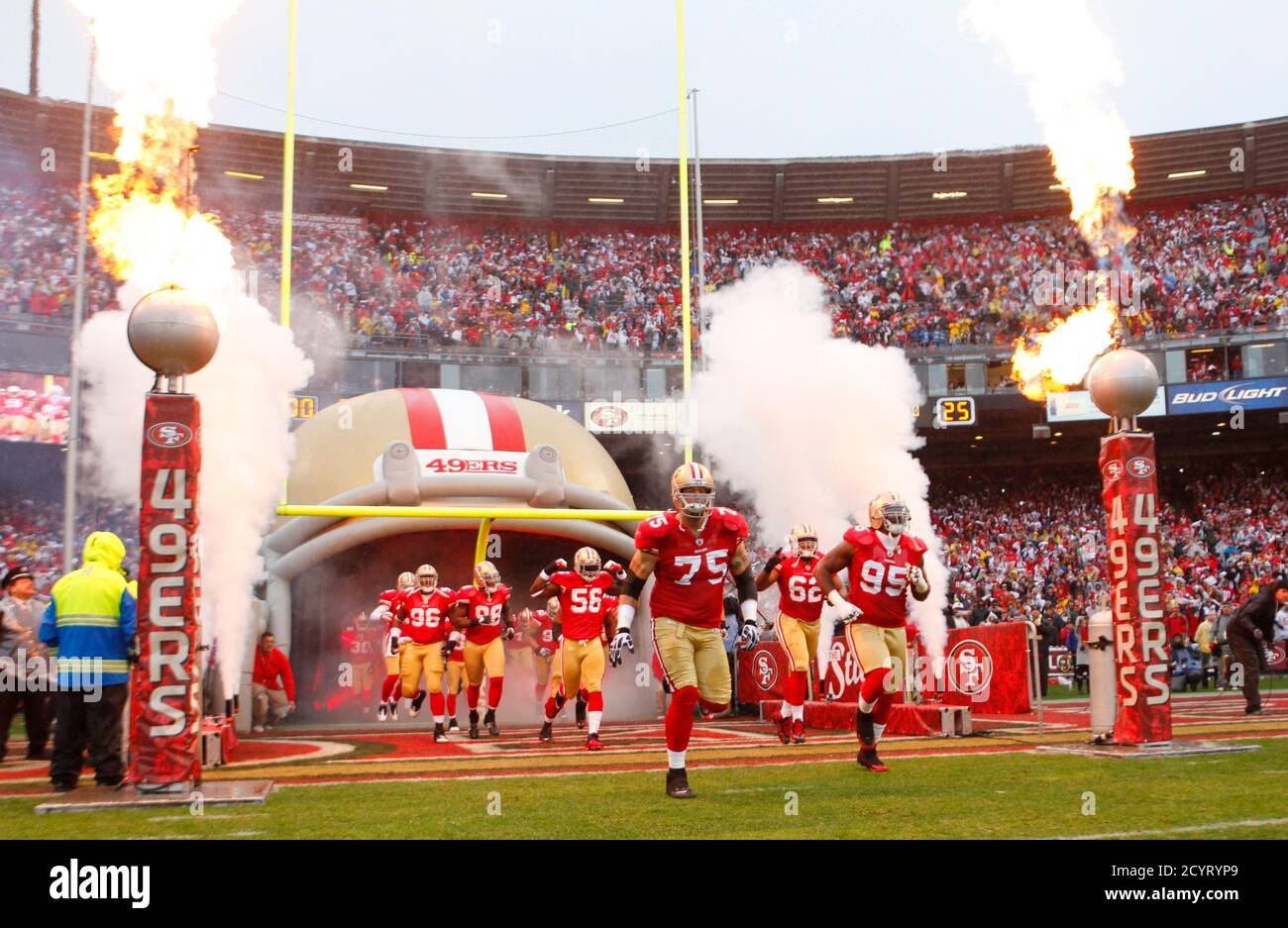 Die San Francisco 49ers betreten das Feld vor dem NFL NFC Championship Spiel gegen die New York Giants in San Francisco, Kalifornien, 22. Januar 2012. REUTERS/Mike Blake (VEREINIGTE STAATEN - Tags: SPORT FUSSBALL) Stockfoto