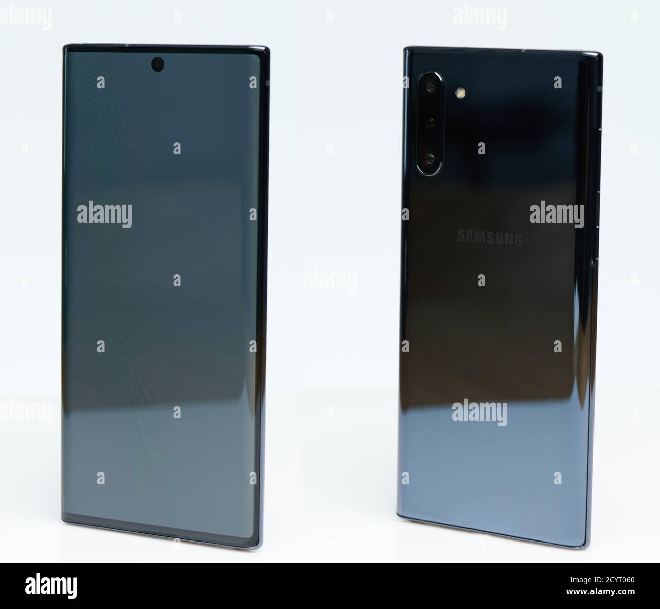 New york, USA - 15. September 2020: Samsung Galaxy Note 10 isoliert auf weißem Hintergrund unterschiedliche Ansicht Stockfoto