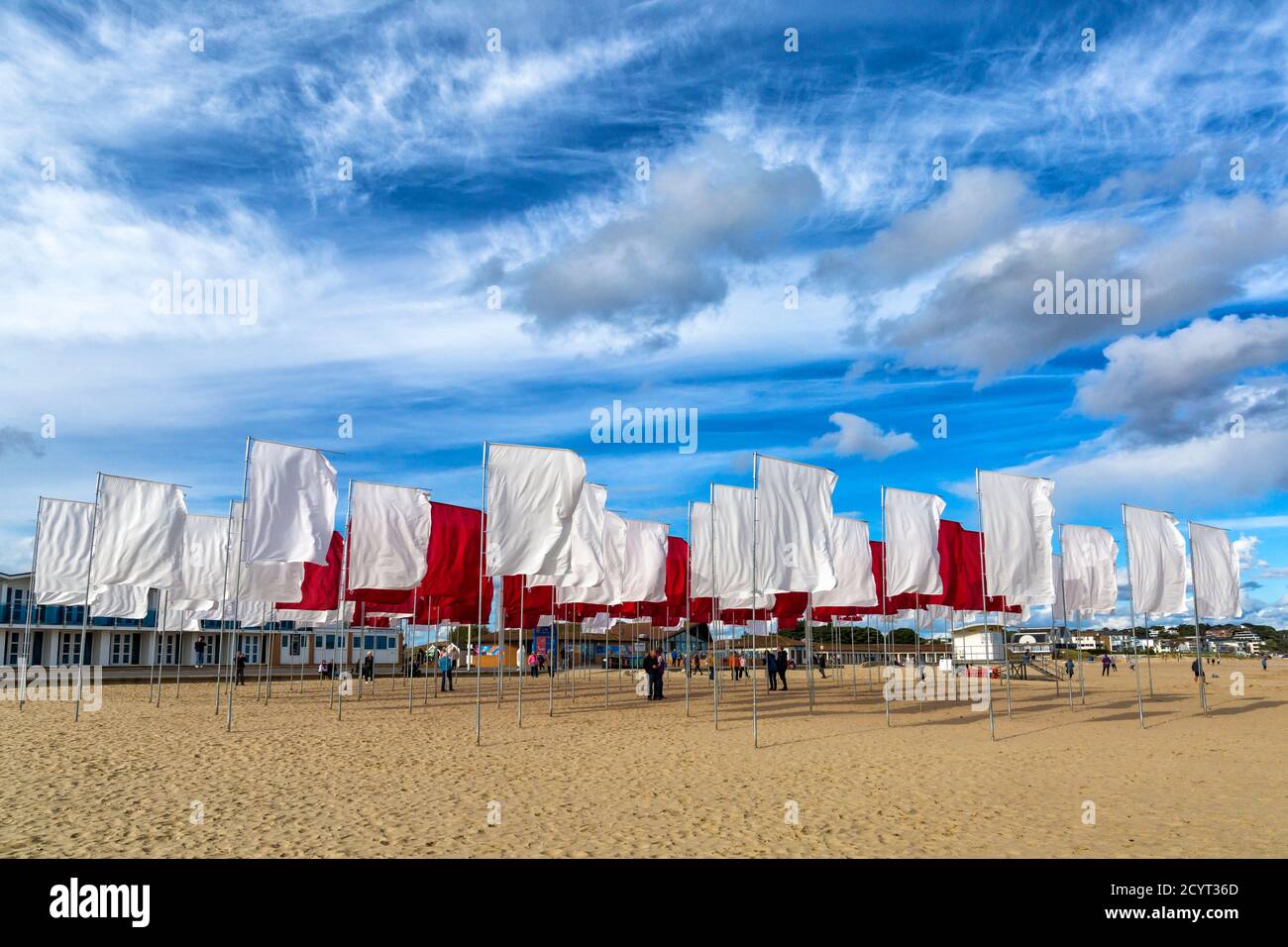 Luke Jerrams Kunstwerk "in Memoriam" entstand aus über 100 Bettlaken, einem riesigen Meer von Flaggen, die an die Verlorenen von Covid-19 am Strand von Sandbanks in Großbritannien erinnern Stockfoto