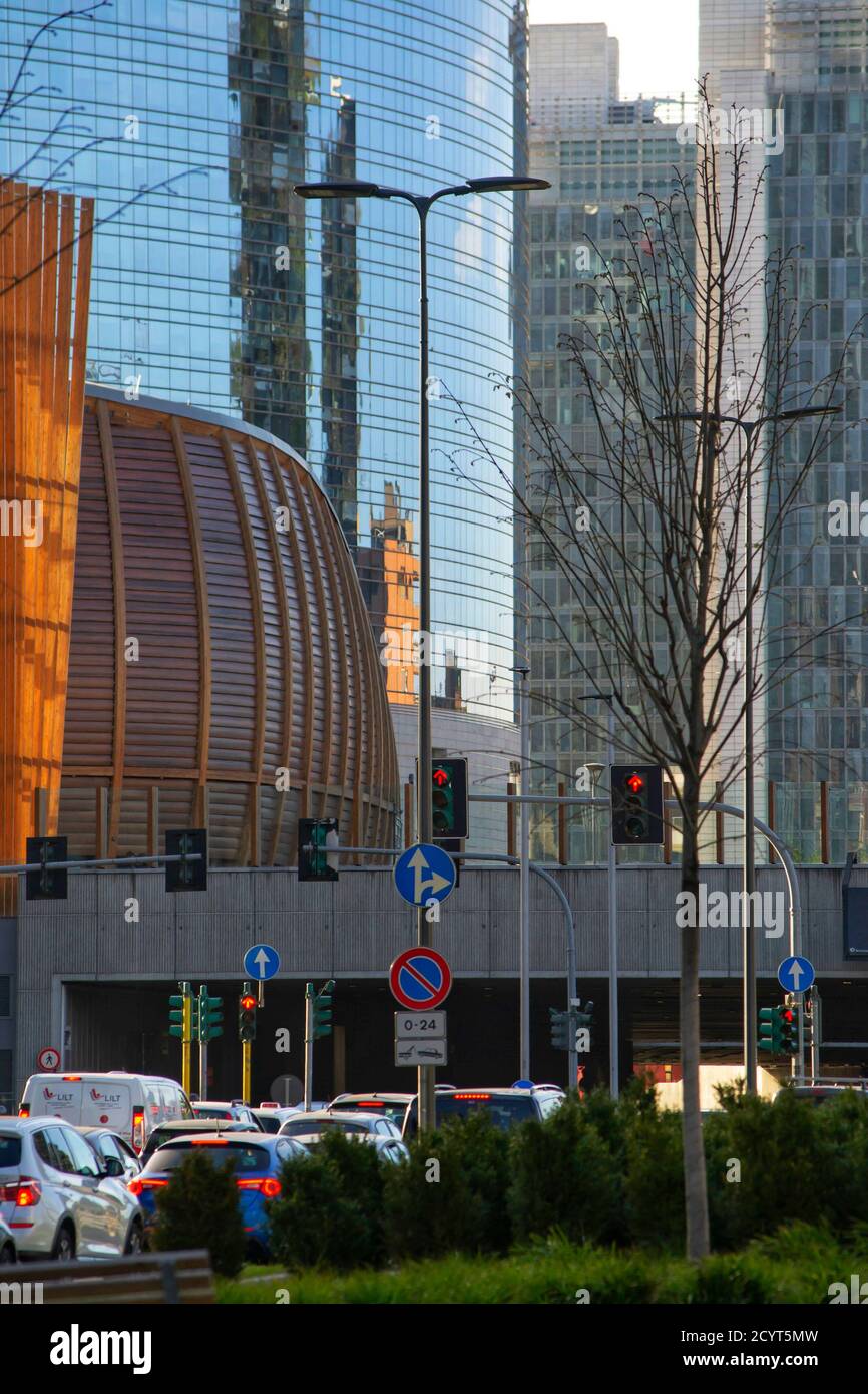 Typische belebte Straße des Geschäftszentrums mit hohen Gebäuden Der avantgardistischen Architektur Stockfoto