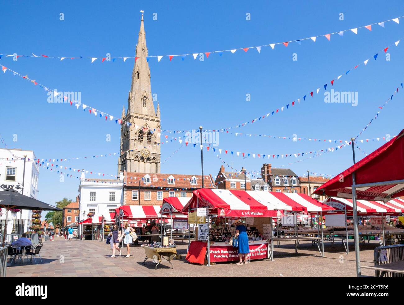 Newark Markt und Kirche St. Mary Magadalene hinter dem Newark Royal Markt im Marktplatz Newark-on-Trent Nottinghamshire UK GB Europa Stockfoto