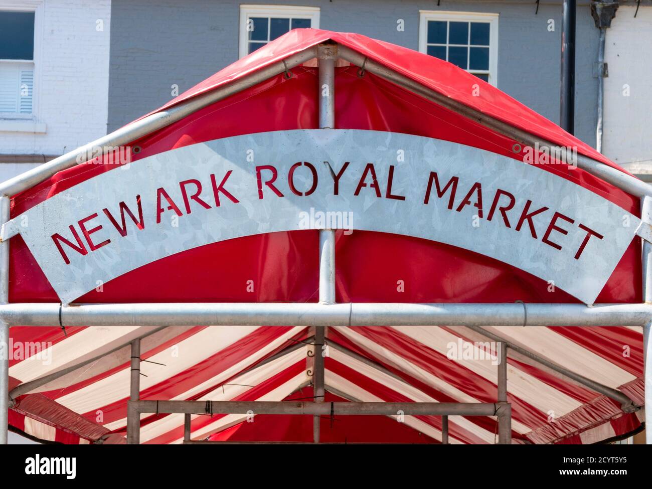 Newark Royal Markt Zeichen auf einem rot-weiß gestreiften Markise im Market Place Newark-on-Trent Nottinghamshire UK GB Europa Stockfoto