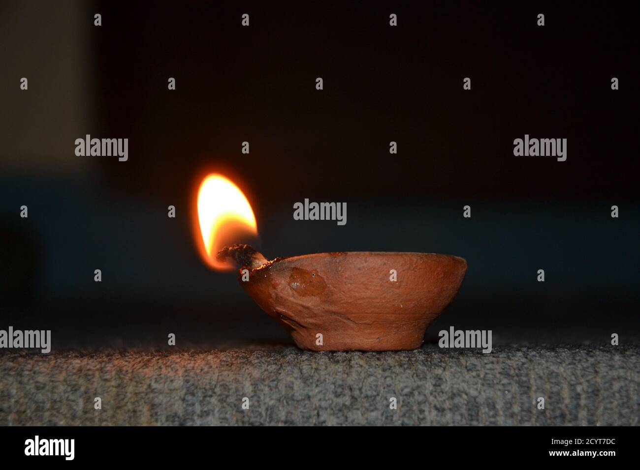 Öllampen mit Flamme. deepawali oder diwali wird von hindus durch das Anzünden der Öllampen gefeiert. Stockfoto