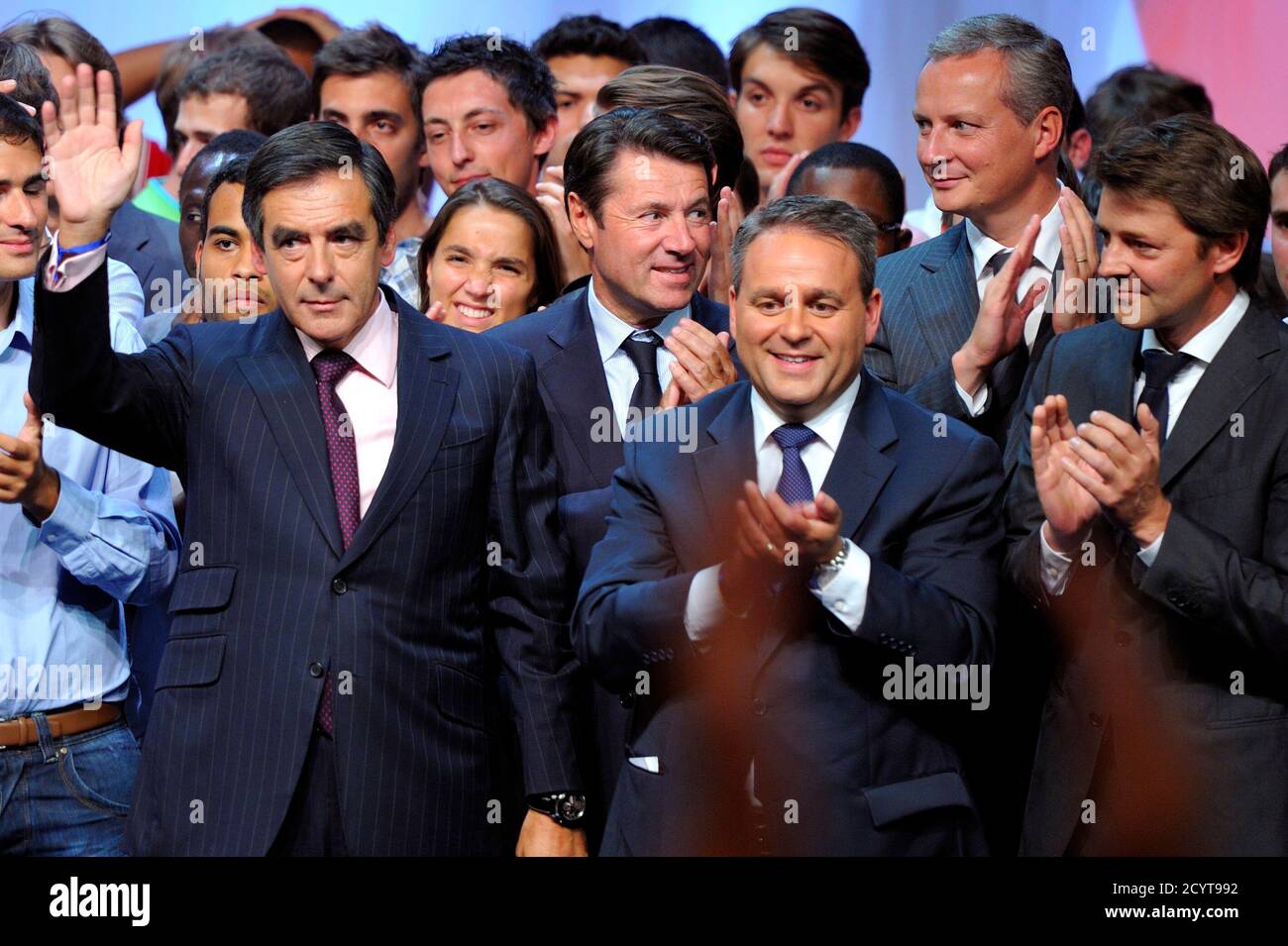 Frankreichs Premierminister François Fillon (L), stehen Industry Minister Christian Estrosi (C) und UMP Führer Xavier Bertrand (R) auf der Bühne am Ende der UMP (Union für eine Volksbewegung) Mitte-Rechts-Partei Jugendkongress in Le Port-Marly, Vorort von Paris, 31. August 2010.    REUTERS/Philippe Wojazer (Frankreich - Tags: Politik) Stockfoto