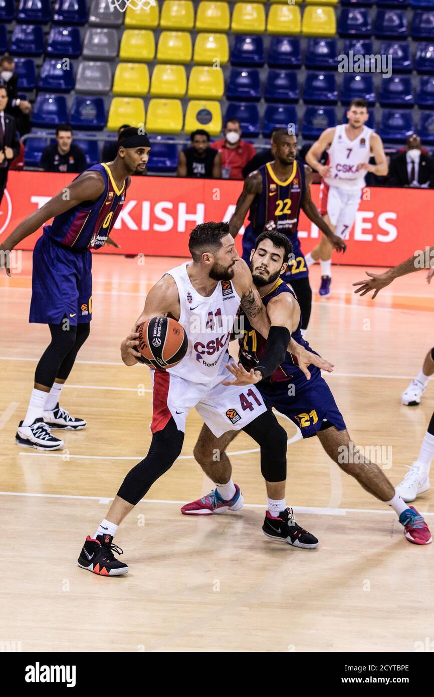 Nikita Kurbanov von CSKA Moskau konkurriert mit Alex Abrines von FC Barcelona während des Turkish Airlines EuroLeague Basketball-Spiels dazwischen Fc Barcelona Stockfoto