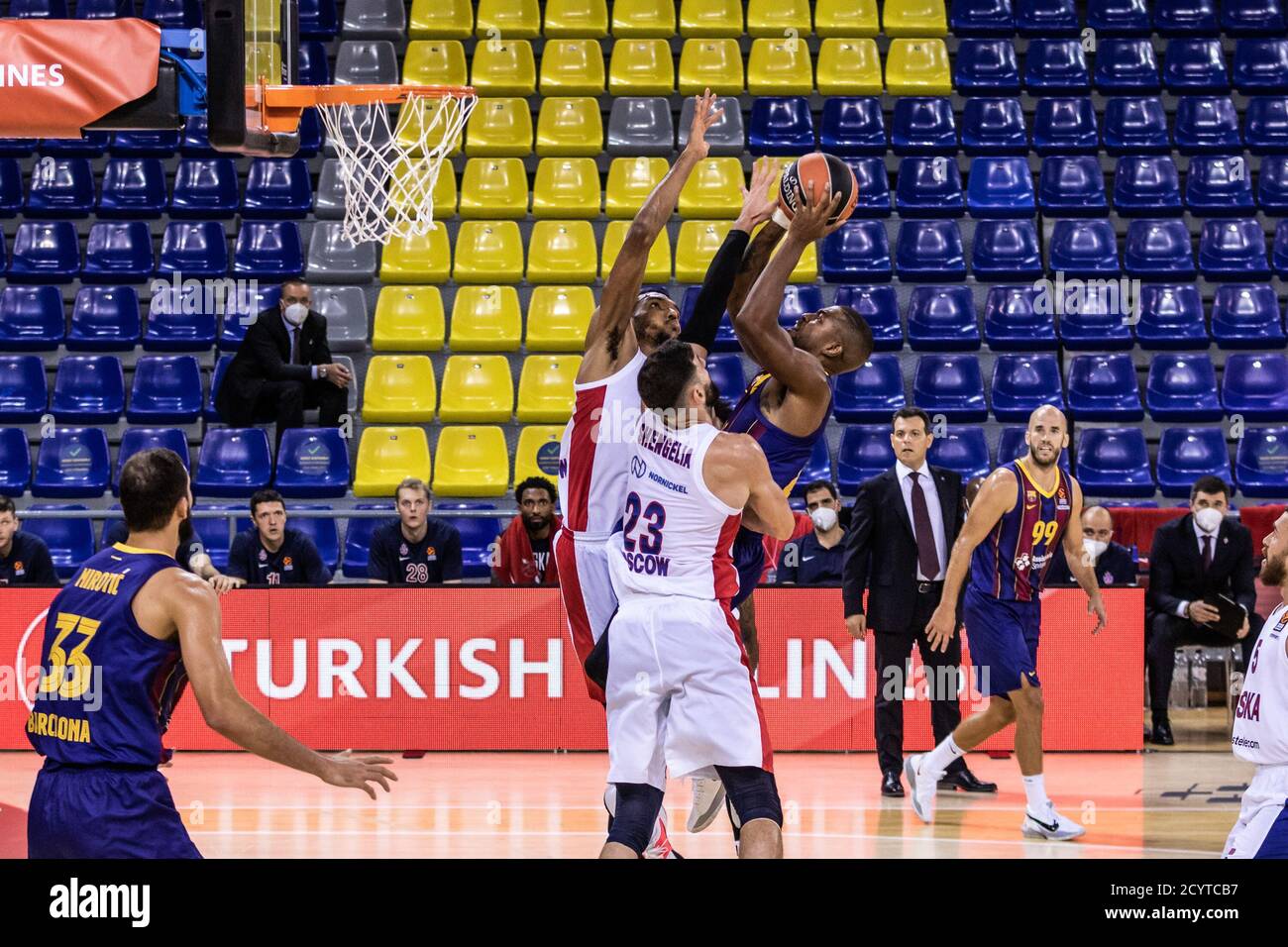 Cory Higgins vom FC Barcelona, Joel Bolomboy vom CSKA Moskau und Tornike Shengelia vom CSKA Moskau während des Turkish Airlines EuroLeague Basketball Matc Stockfoto