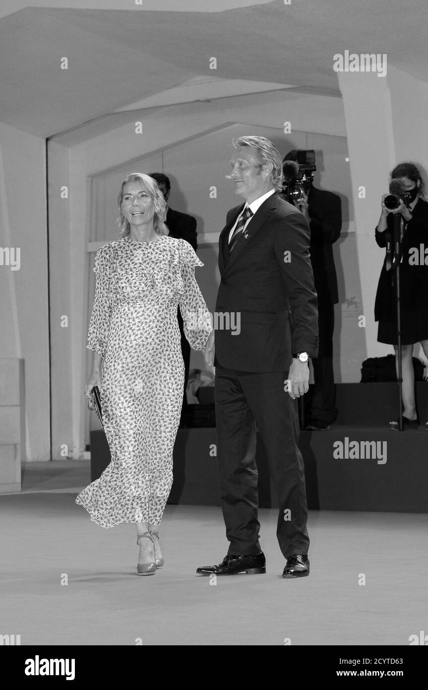 Hanne Jacobsen und Mads Mikkelsen besuchen die Miss MARX-Premiere während der 77. Filmfestspiele Venedig 2020. Stockfoto