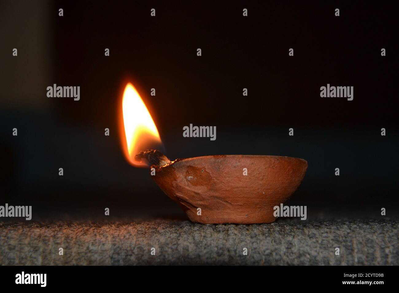 Öllampen mit Flamme. deepawali oder diwali wird von hindus durch das  Anzünden der Öllampen gefeiert Stockfotografie - Alamy