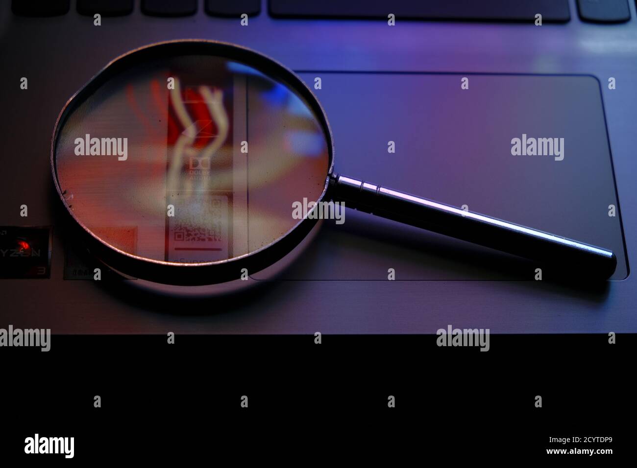 Moderne Videointeraktion (Reflexion von Neon-Video auf der Linse) Stockfoto