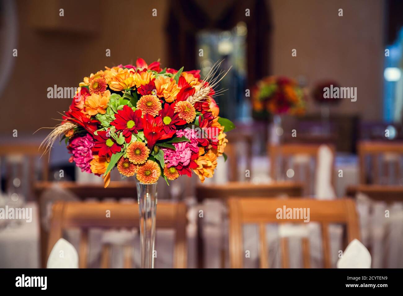 Herbstlicher Blumenstrauß schmückt die festliche Tafel im Restaurant. Stockfoto