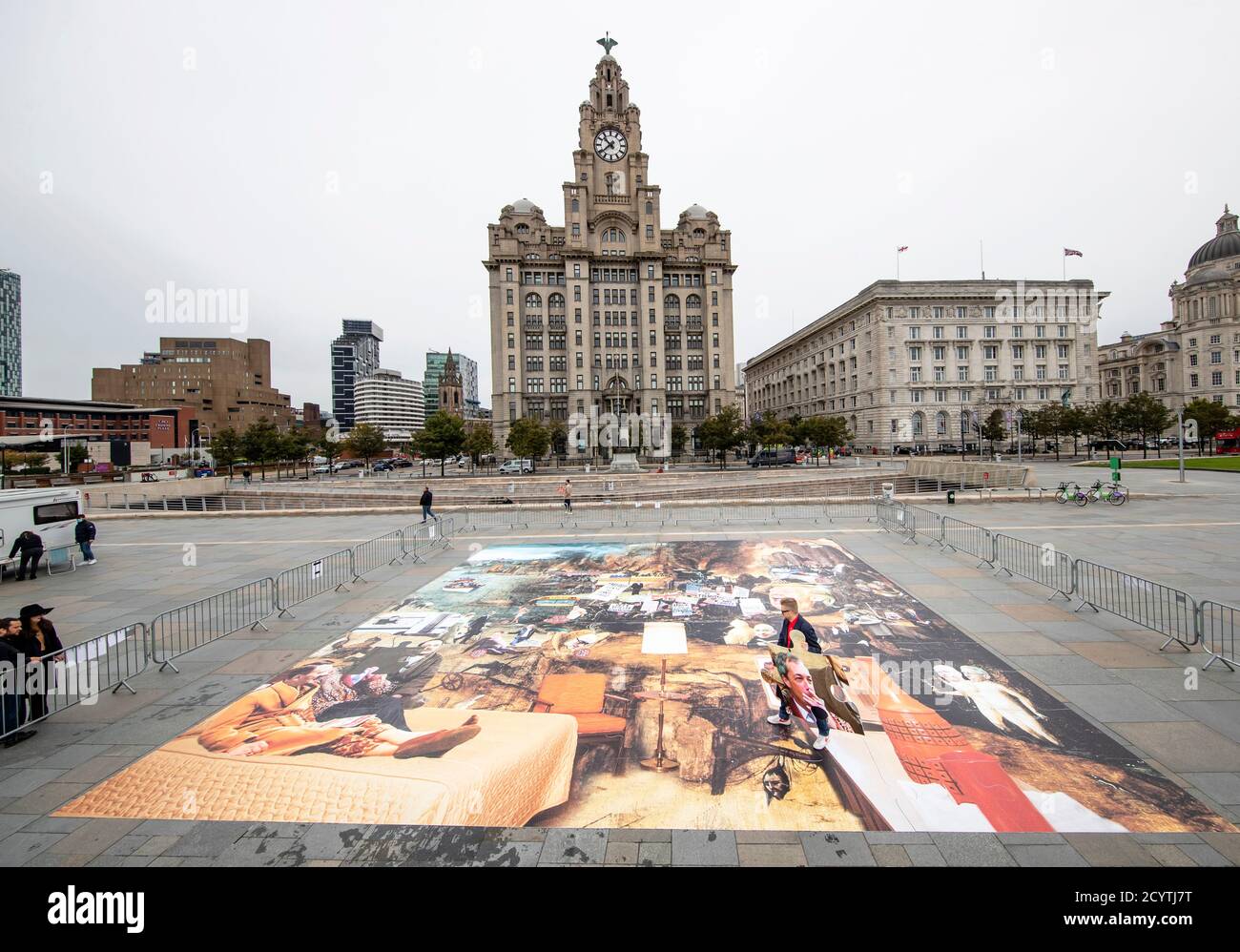 Künstler Cold war Steve mit seinem Kunstwerk Trumpscape vor dem Liver Building in Liverpool. Stockfoto