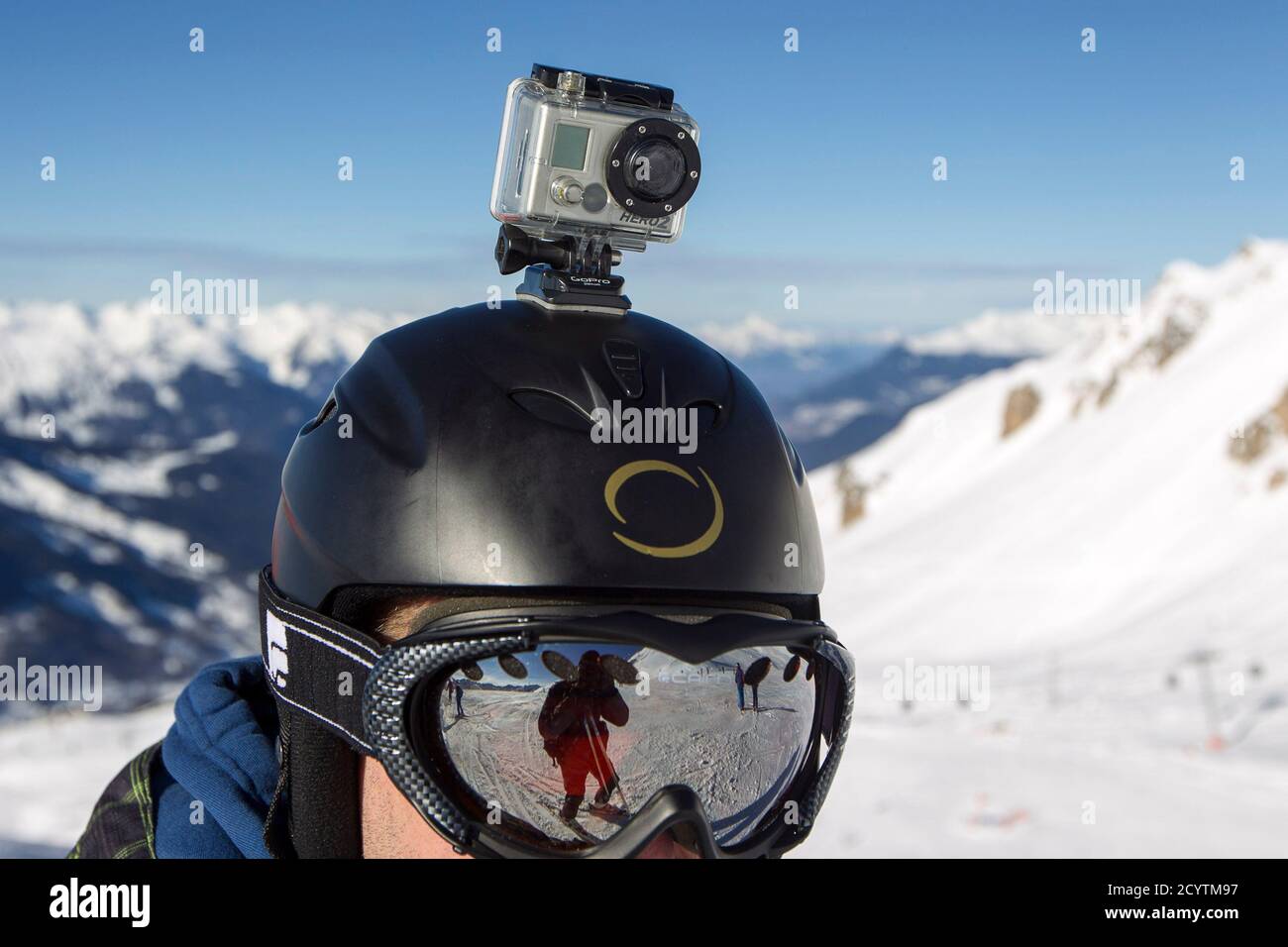 Eine GoPro Kamera wird auf ein Skifahrer Helm gesehen, als er auf den  Pisten im Skigebiet von Méribel, Französische Alpen, 7. Januar 2014 reitet.  Schumachers Frau appellierte an die Medien am Dienstag