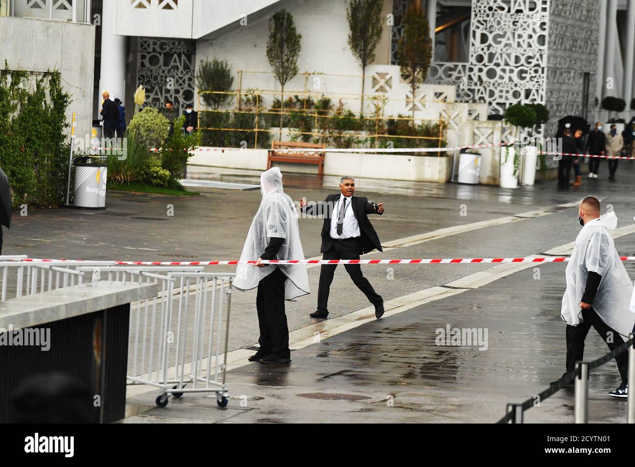 Paris, Frankreich. Oktober 2020. Roland Garros Paris French Open 2020 Tag 5 021020 Zuschauer und Beamte wurden wegen einer Bombenerschrecke aus Court 7 und der Umgebung auf der Grand allee evakuiert.Quelle: Roger Parker/Alamy Live News Stockfoto