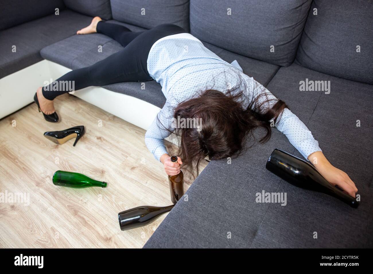 Betrunkene Frau nach der großen Party, eine Alkoholabhängigkeit Stockfoto