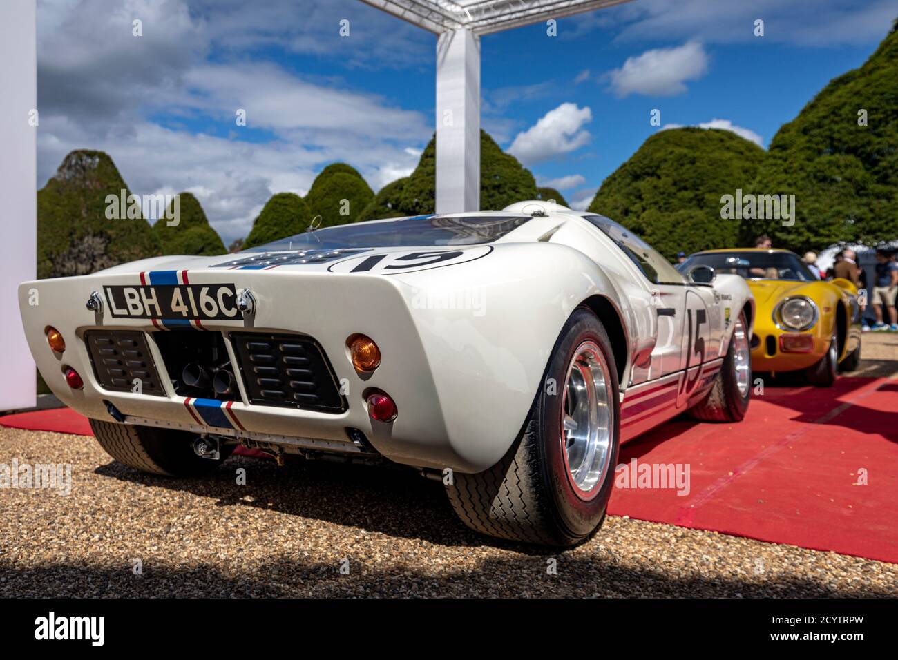 1965 Ford GT40 Mk1 und Ferrari 250LM 1965, Ford gegen Ferrari, Concours of Elegance 2020, Hampton Court Palace, London, Großbritannien Stockfoto