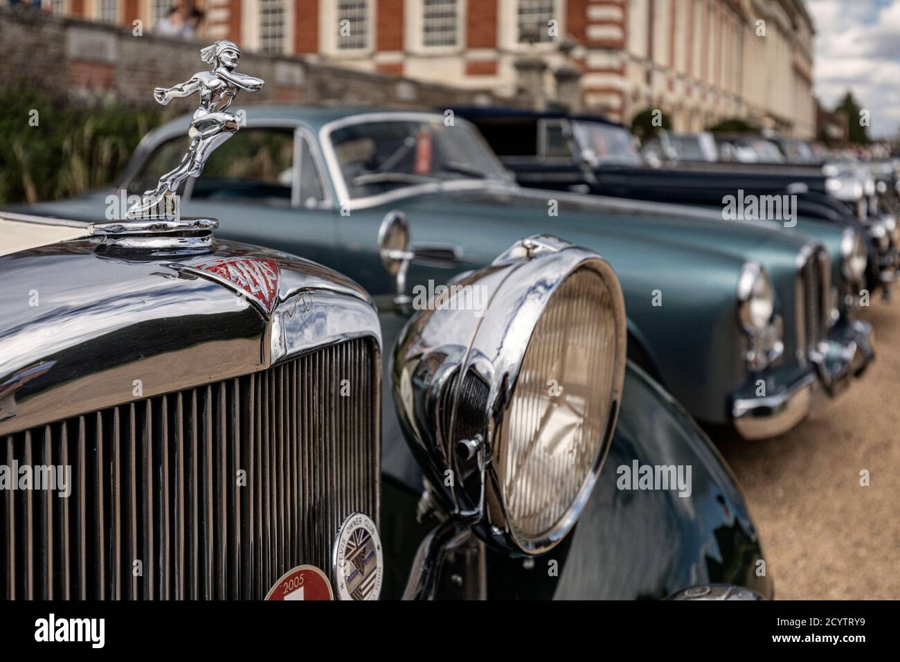 Linie von Alvis Oldtimern, Concours of Elegance 2020, Hampton Court Palace, London, Großbritannien Stockfoto