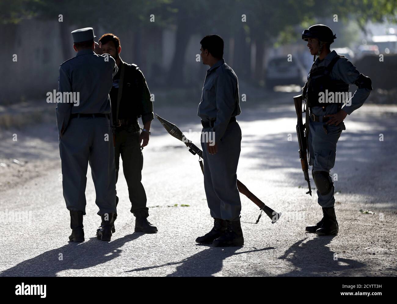 Afghanische Polizisten stehen Wache in der Nähe des Angriffs in Kabul, Afghanistan, 27. Mai 2015. Vier mit Sturmgewehren und einem Granatwerfer bewaffnete Taliban-Aufständische stürmten über Nacht ein Gästehaus im diplomatischen Viertel der afghanischen Hauptstadt und hielten stundenlang aus, bis sie am frühen Mittwoch von Regierungstruppen getötet wurden, sagten Beamte. REUTERS/Omar Sobhani Stockfoto
