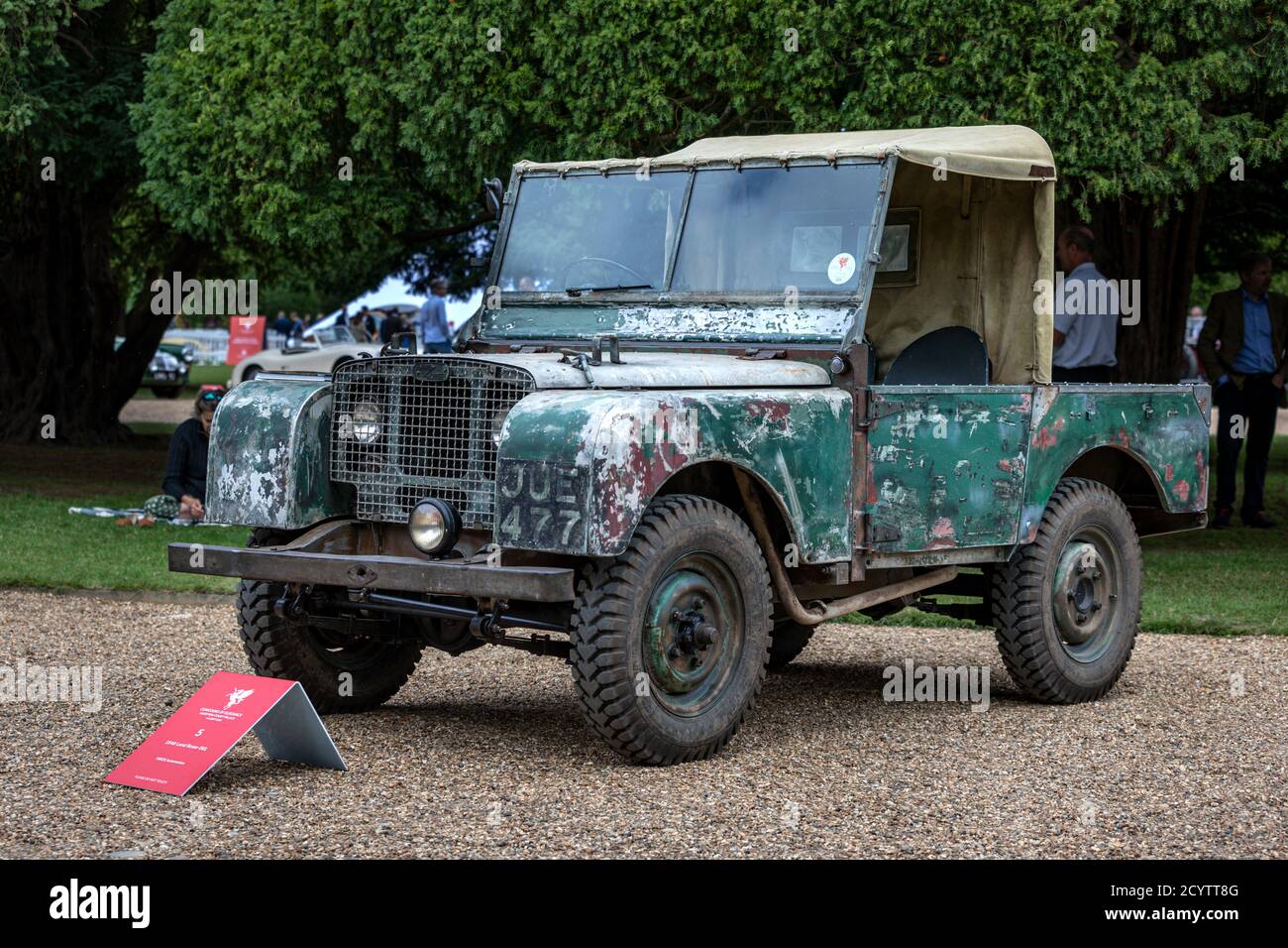 Erstmals serienreife Land Rover, Kennzeichen JUE 477, Fahrgestellnummer 86001. Concours of Elegance 2020, Hampton Court Palace, London, Großbritannien Stockfoto