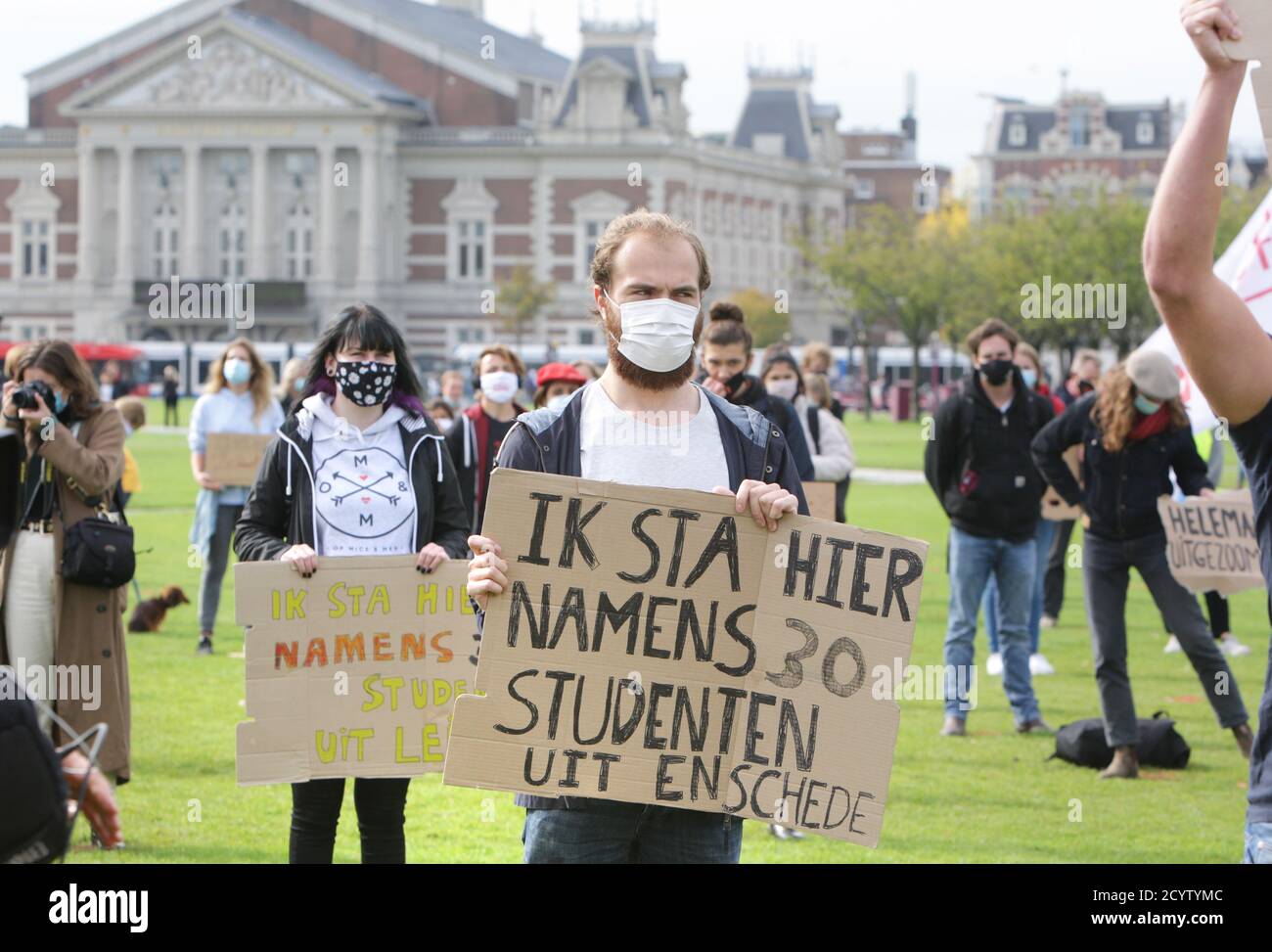 Amsterdam, Niederlande. Oktober 2020. Schüler tragen Gesichtsschutzmasken nehmen an Protest Teil ‘Wir wollen zur Schule gehen' auf dem Museumplein inmitten der Coronavirus-Pandemie am 2. Oktober 2020 in Amsterdam, Niederlande. Organisiert von der Nationalen Studentenvereinigung protestieren Hunderte von Studenten gegen mangelnde Investitionen, Qualität und Online-Bildung aufgrund von Maßnahmen zur Vermeidung der zweiten Welle von Covid-19, die von der niederländischen Regierung beantragt wurde. (Foto von Paulo Amorim/Sipa USA). Quelle: SIPA USA/Alamy Live News Stockfoto