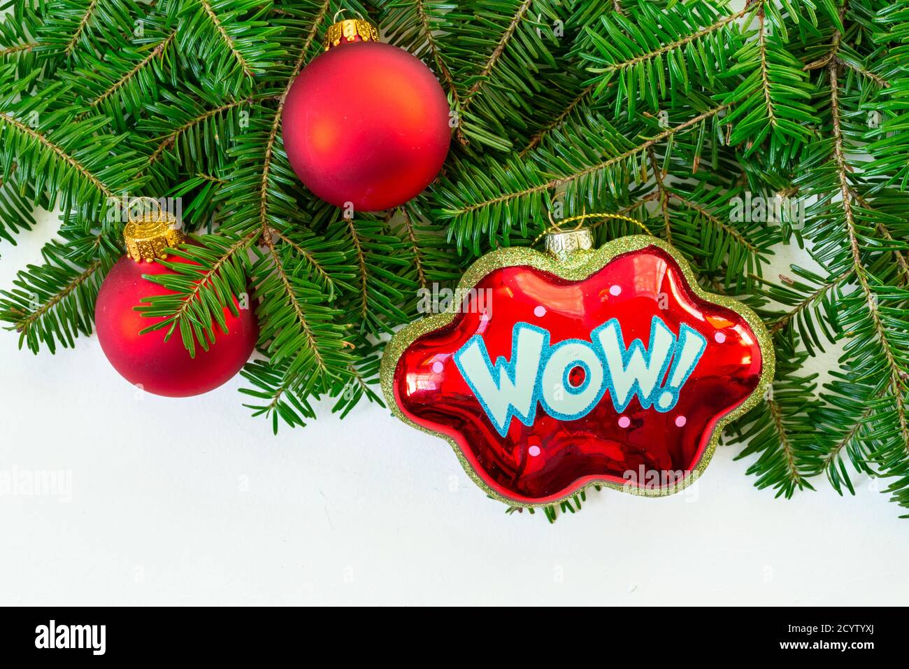 Flaches Lay von weihnachtsschmuck und Tannenästen. Stockfoto