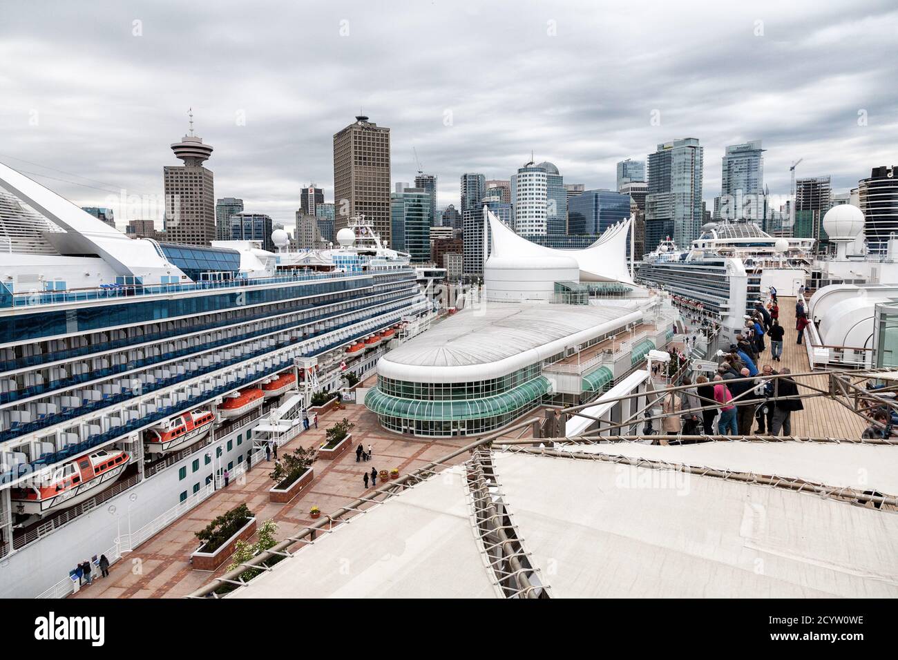Die Skyline des Hafens von Vancouver mit Kreuzfahrtschiffen in Vancouver British Columbia, Kanada Stockfoto