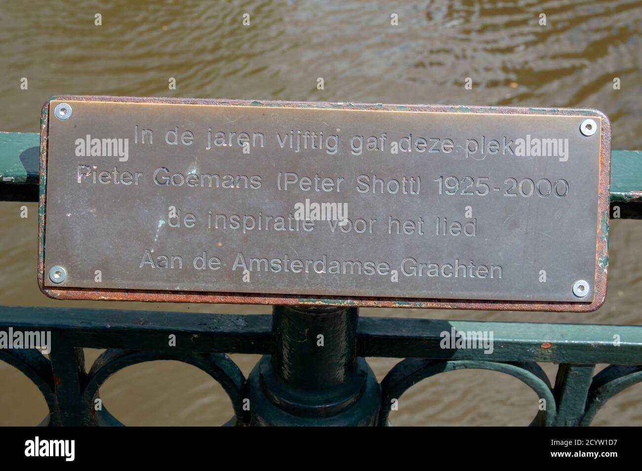 Gedenkschild Für Peter Shott, Den Schriftsteller Der Niederländer Lied Aan De Amsterdamse Grachten in Amsterdam Niederlande b2-7-2020 Stockfoto