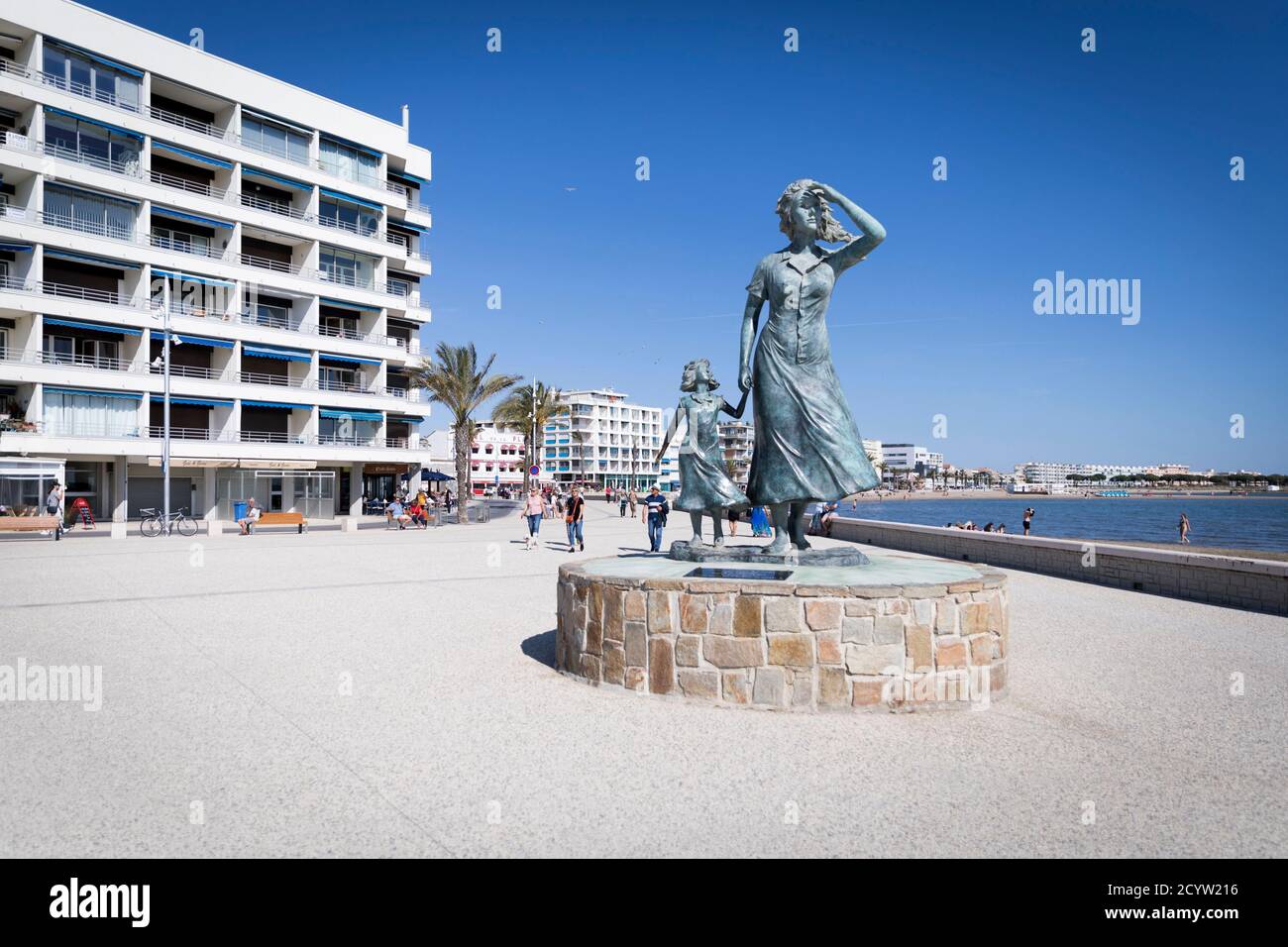 Le Grau-du-ROI (Südostfrankreich): Statue der Hoffnung, Bronzestatue des Künstlers Salem, die Mutter und Tochter darstellt, die wegschauen Stockfoto