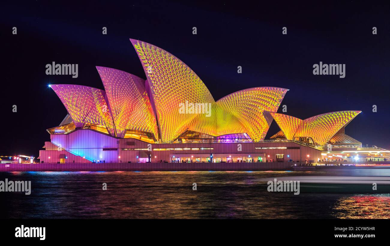 Sydney, Australien. Das berühmte Sydney Opera House bei Nacht, beleuchtet mit lebendigen Mustern für das jährliche Vivid Sydney Festival. Mai 28 2019 Stockfoto