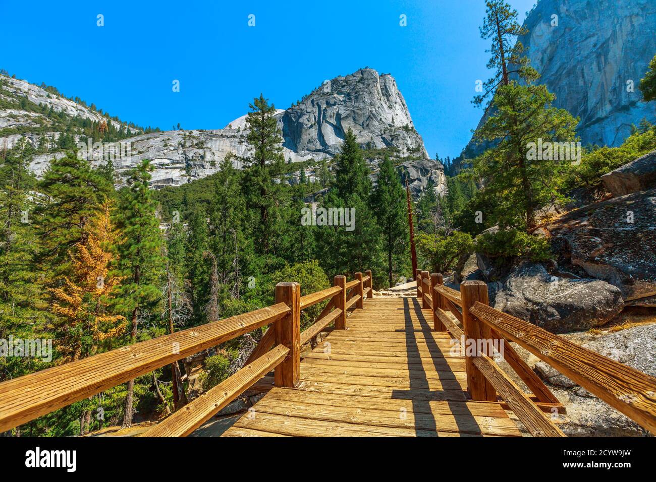 Panorama von Half Dome und Liberty Cap Gipfel von Nevada fallen Wasserfall auf Merced River Brücke von Mist Trail im Yosemite National Park. Reise im Sommer in Stockfoto