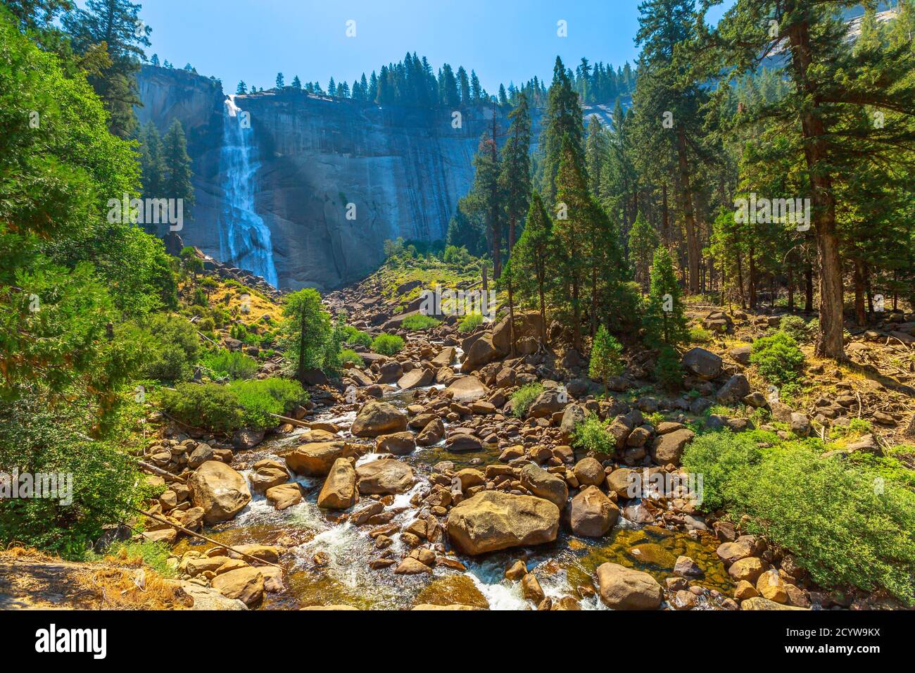 Blick von unten auf den Nevada Fall Wasserfall vom Mist Trail im Yosemite National Park. Pauschalreisen California, Vereinigte Staaten von Amerika im Sommer. Stockfoto